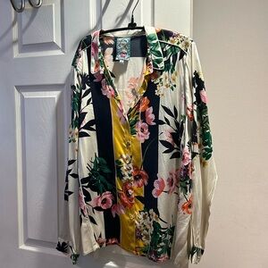 Beaut silk Johnny Was blouse. Worn once
Pit to pit 22 inches